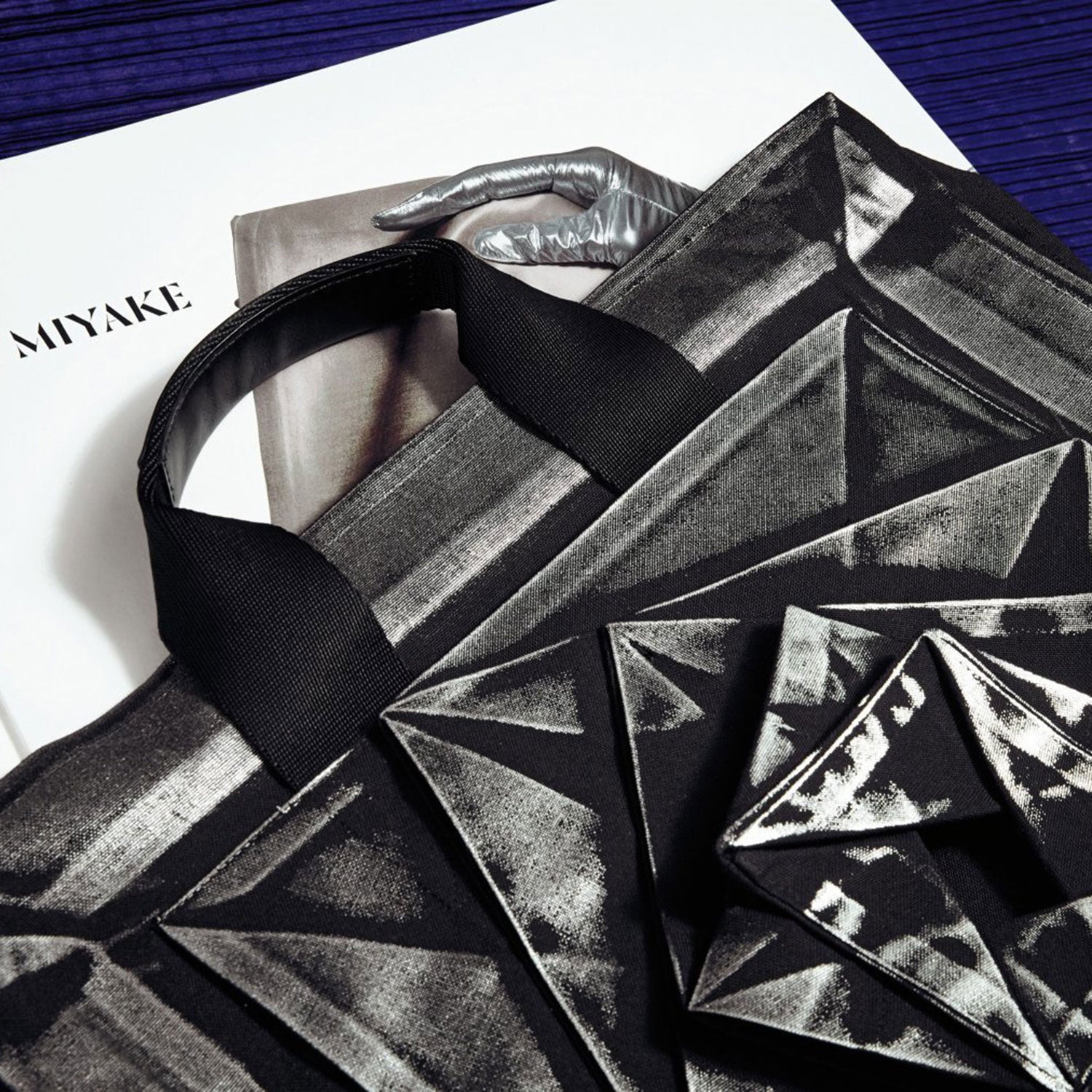 issey-miyake-taschen-literature-secret-location-concept-store